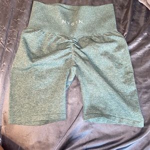 Nvgtn scrunch seamless shorts small (sage green)